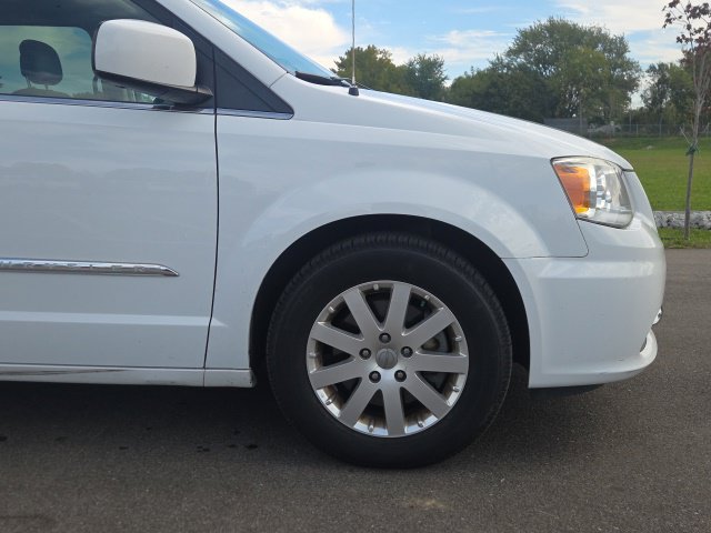 Used 2016 Chrysler Town & Country Touring FWD image 4