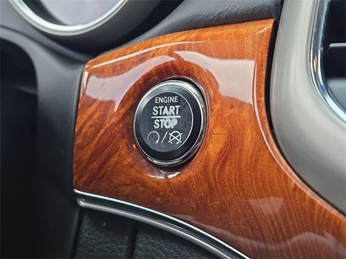 Used 2012 Jeep Grand Cherokee Overland image 24