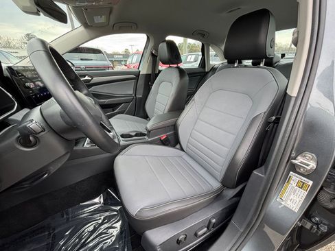 Used 2025 Volkswagen Jetta SE image 36