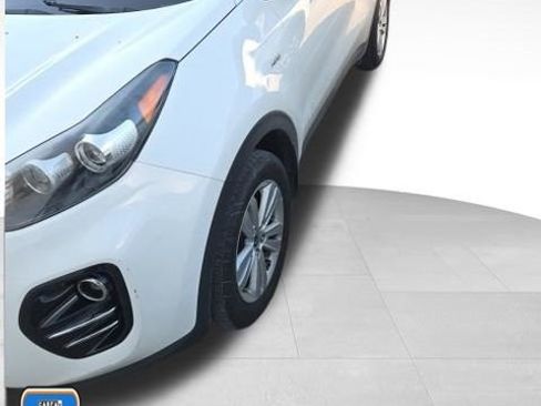 Used 2017 Kia Sportage LX image 1