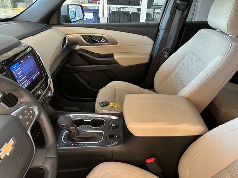 Used 2023 Chevrolet Traverse LT image 18