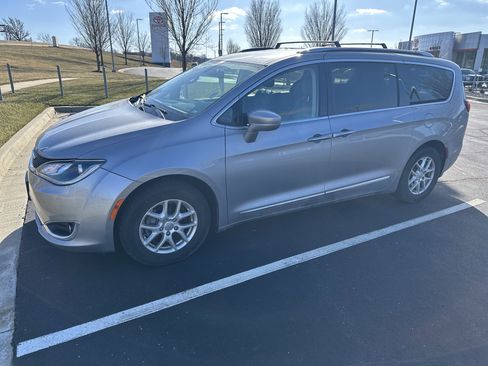 Used 2020 Chrysler Pacifica Touring-L image 5