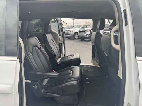 Used 2024 Chrysler Pacifica Touring-L FWD image 36