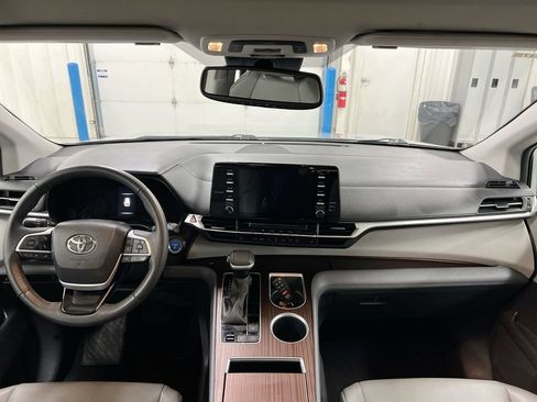 Used 2023 Toyota Sienna XLE AWD/4WD image 10