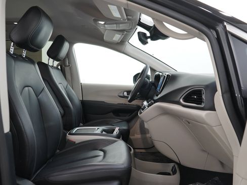 Used 2023 Chrysler Pacifica Touring-L FWD image 11