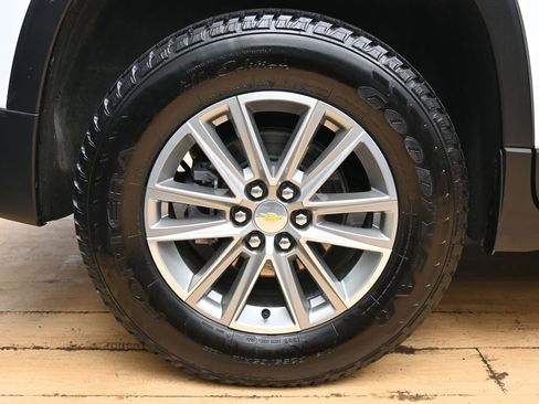 Used 2023 Chevrolet Traverse LT image 13