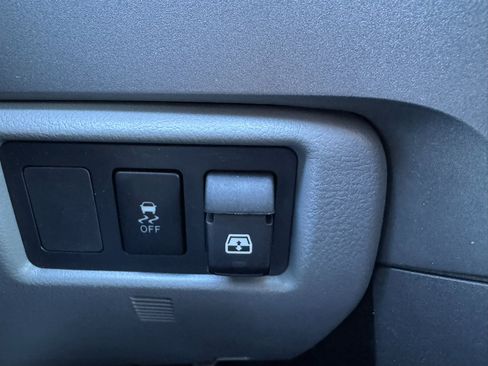 Used 2013 Toyota Tundra 4x4 CrewMax image 18