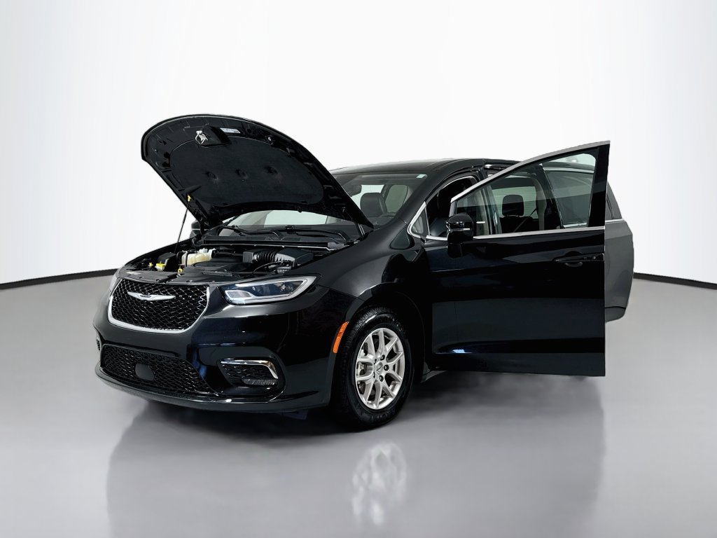Used 2024 Chrysler Pacifica Touring-L FWD image 19