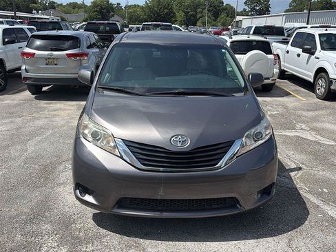 Used 2016 Toyota Sienna LE FWD image 2