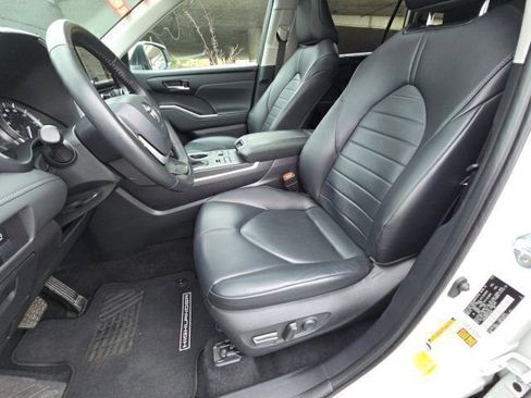 Certified 2024 Toyota Highlander XLE image 26