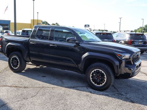 Used 2025 Toyota Tacoma TRD Off-Road AWD/4WD image 3