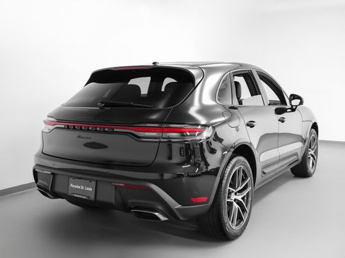 Certified 2025 Porsche Macan image 12