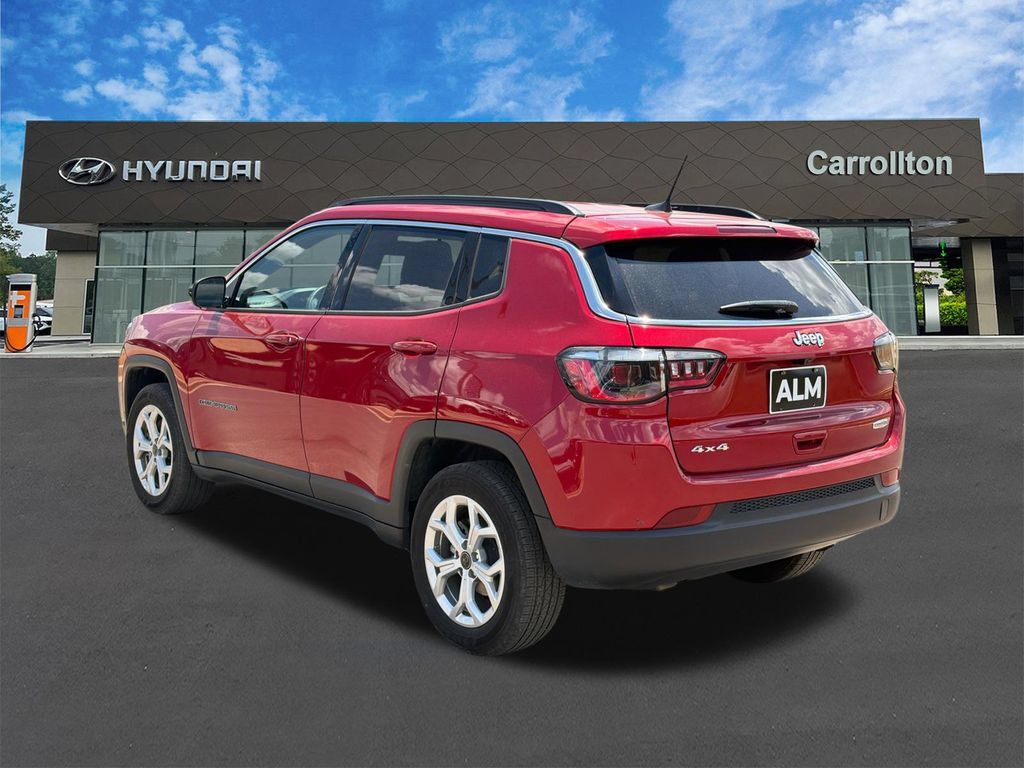 Used 2025 Jeep Compass Latitude AWD/4WD image 7
