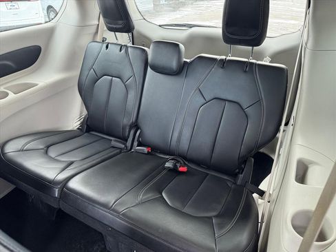 Used 2023 Chrysler Pacifica Touring-L image 11