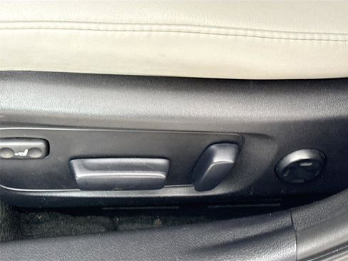 Used 2013 Toyota Avalon Limited w/ Technology Pkg FWD image 23
