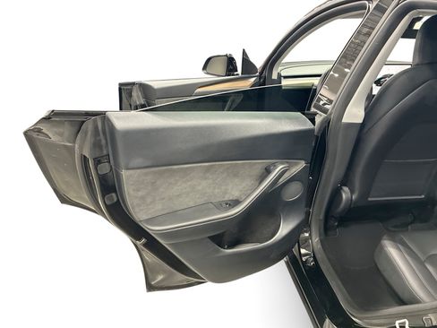 Certified 2023 Tesla Model Y AWD image 10