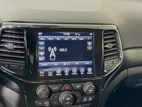 Used 2021 Jeep Grand Cherokee Laredo X image 9