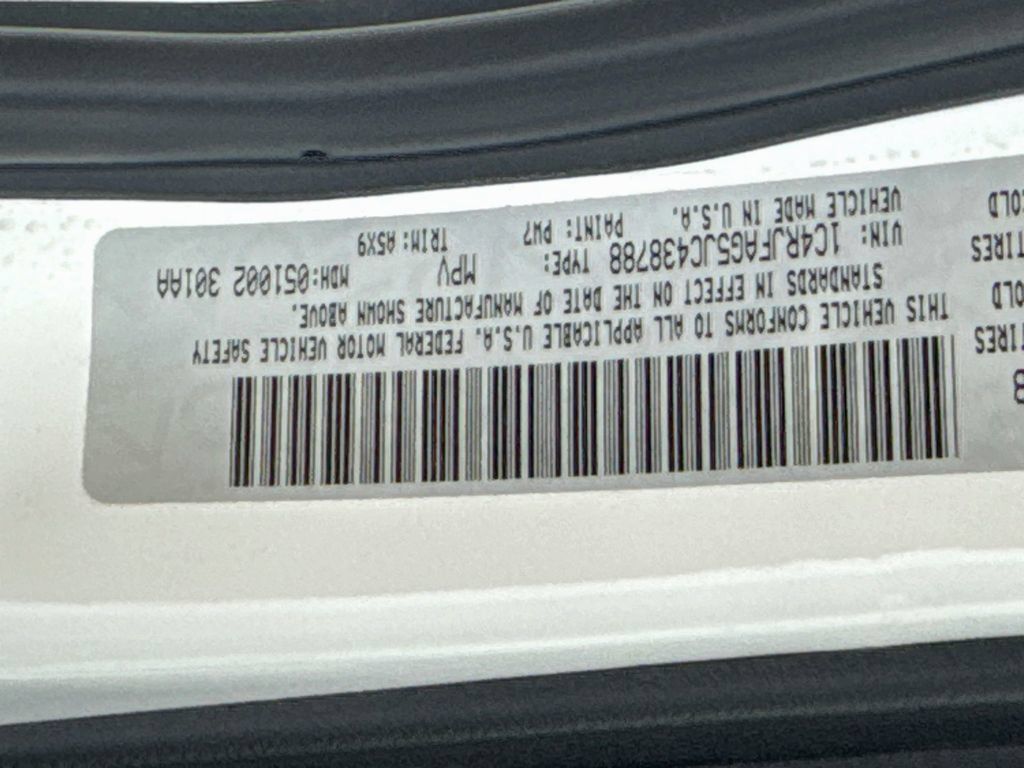 Used 2018 Jeep Grand Cherokee Laredo AWD/4WD image 39