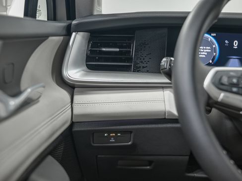 Used 2025 Volkswagen Tiguan SE AWD/4WD image 18