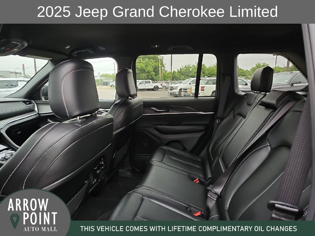 Used 2025 Jeep Grand Cherokee Limited AWD/4WD image 18