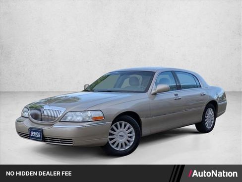 Used 2005 Lincoln Town Car Signature RWD image 1