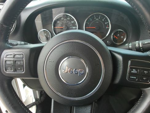 Used 2015 Jeep Wrangler Unlimited Rubicon w/ Connectivity Group AWD/4WD image 16
