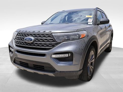 Used 2023 Ford Explorer XLT w/ Equipment Group 202A AWD/4WD image 2
