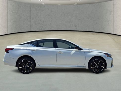 Used 2023 Nissan Altima 2.5 SR w/ SR Premium Package image 4