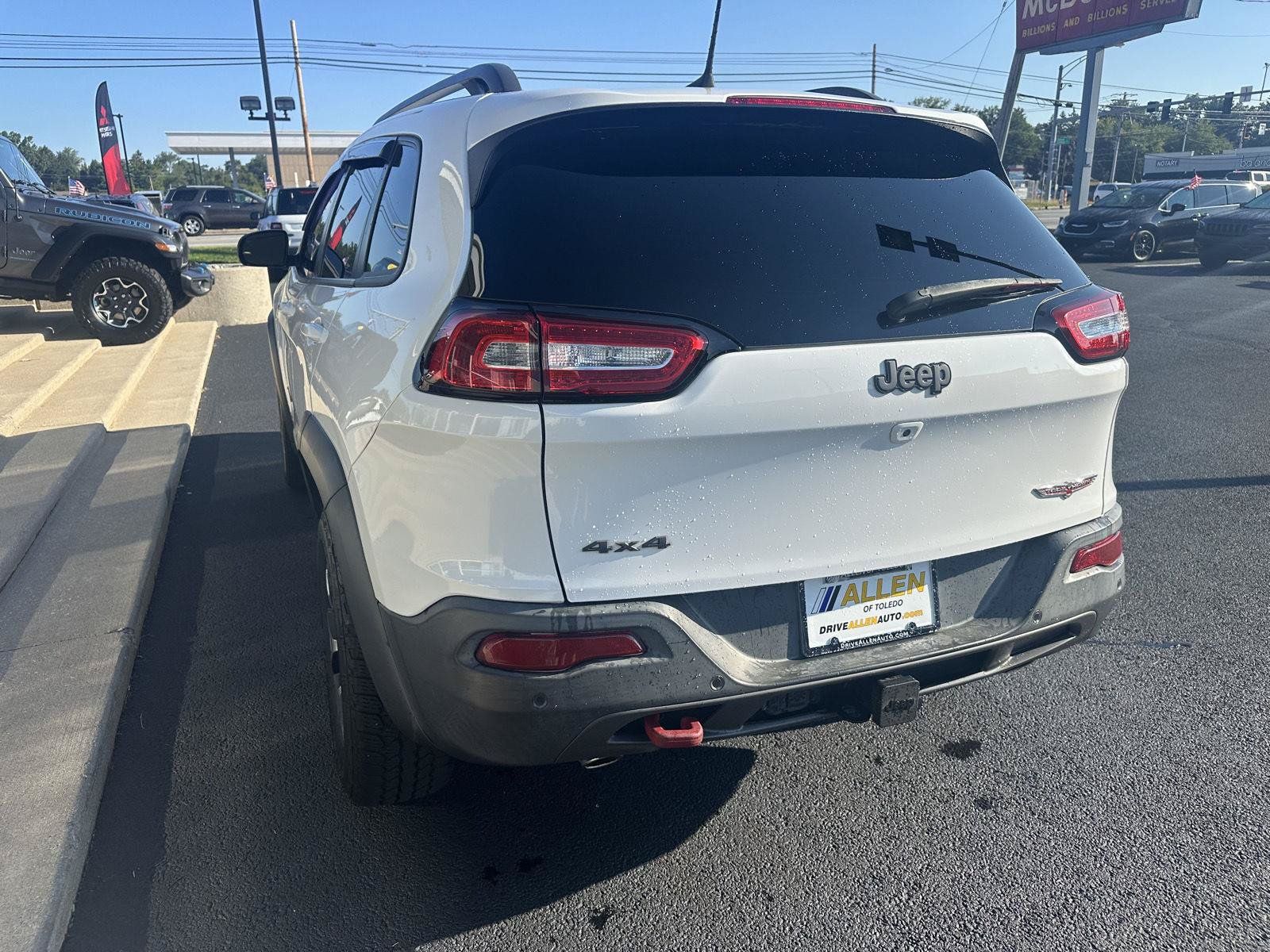 Used 2017 Jeep Cherokee Trailhawk AWD/4WD image 8