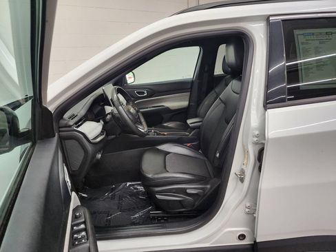 Used 2024 Jeep Compass Latitude AWD/4WD image 12
