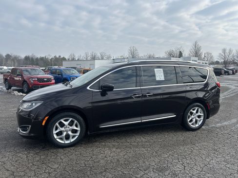 Used 2018 Chrysler Pacifica Touring-L Plus w/ Tire & Wheel Group image 7