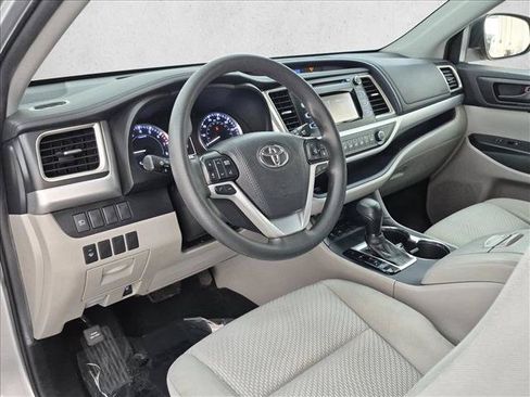 Used 2019 Toyota Highlander LE FWD image 10