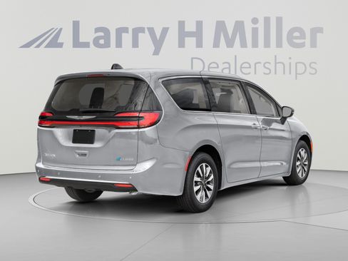 Used 2024 Chrysler Pacifica Limited FWD image 2