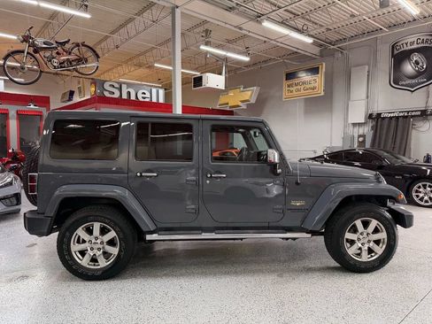 Used 2015 Jeep Wrangler Unlimited Sahara w/ Dual Top Group AWD/4WD image 6