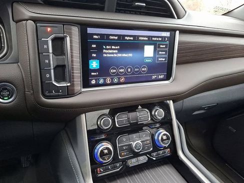 Used 2021 GMC Yukon XL Denali w/ Denali Premium Package image 24