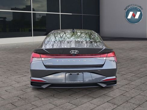 Used 2021 Hyundai Elantra SE FWD image 4
