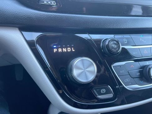 Used 2019 Chrysler Pacifica Touring-L image 15