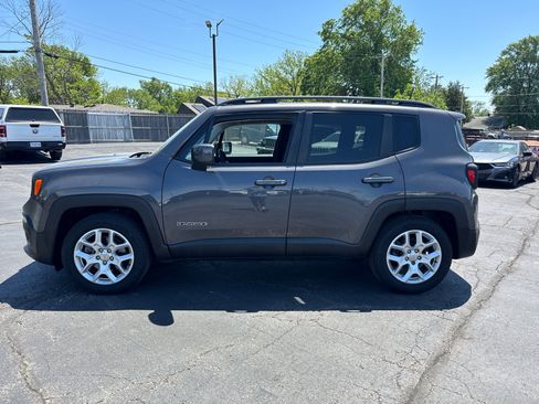 Used 2018 Jeep Renegade Latitude w/ Advanced Technology Group FWD image 3