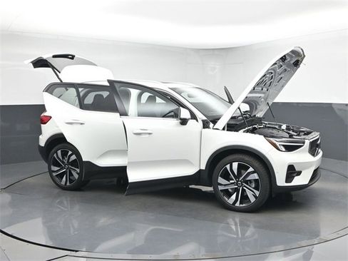 Used 2024 Volvo XC40 B5 Plus w/ Protection Package Premier image 50