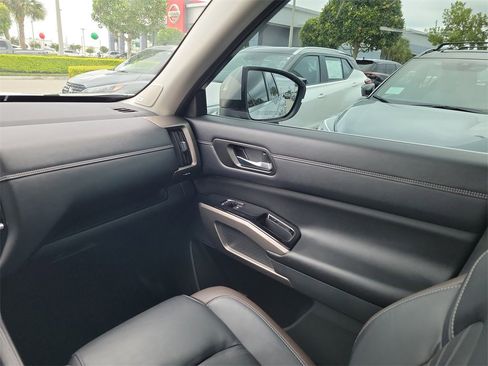 Used 2024 Nissan Pathfinder Platinum w/ Cargo Package image 18