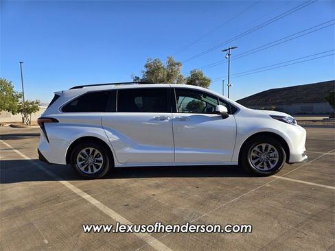 Used 2022 Toyota Sienna XLE image 7