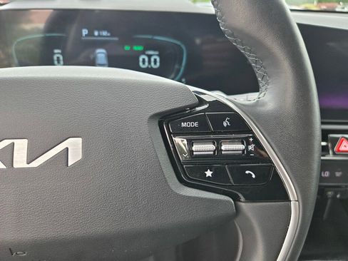 Used 2023 Kia Niro EX image 23