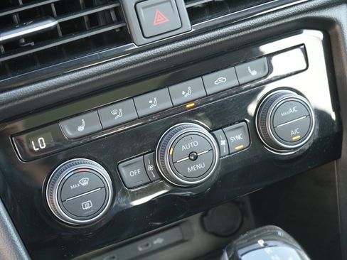 Used 2024 Volkswagen Taos SE image 25