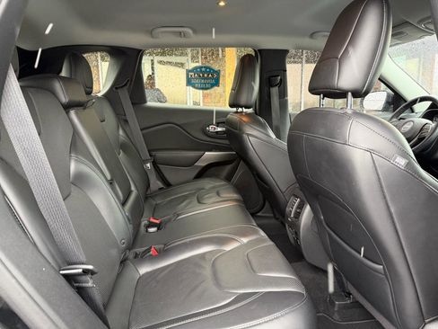 Used 2019 Jeep Cherokee Limited image 19