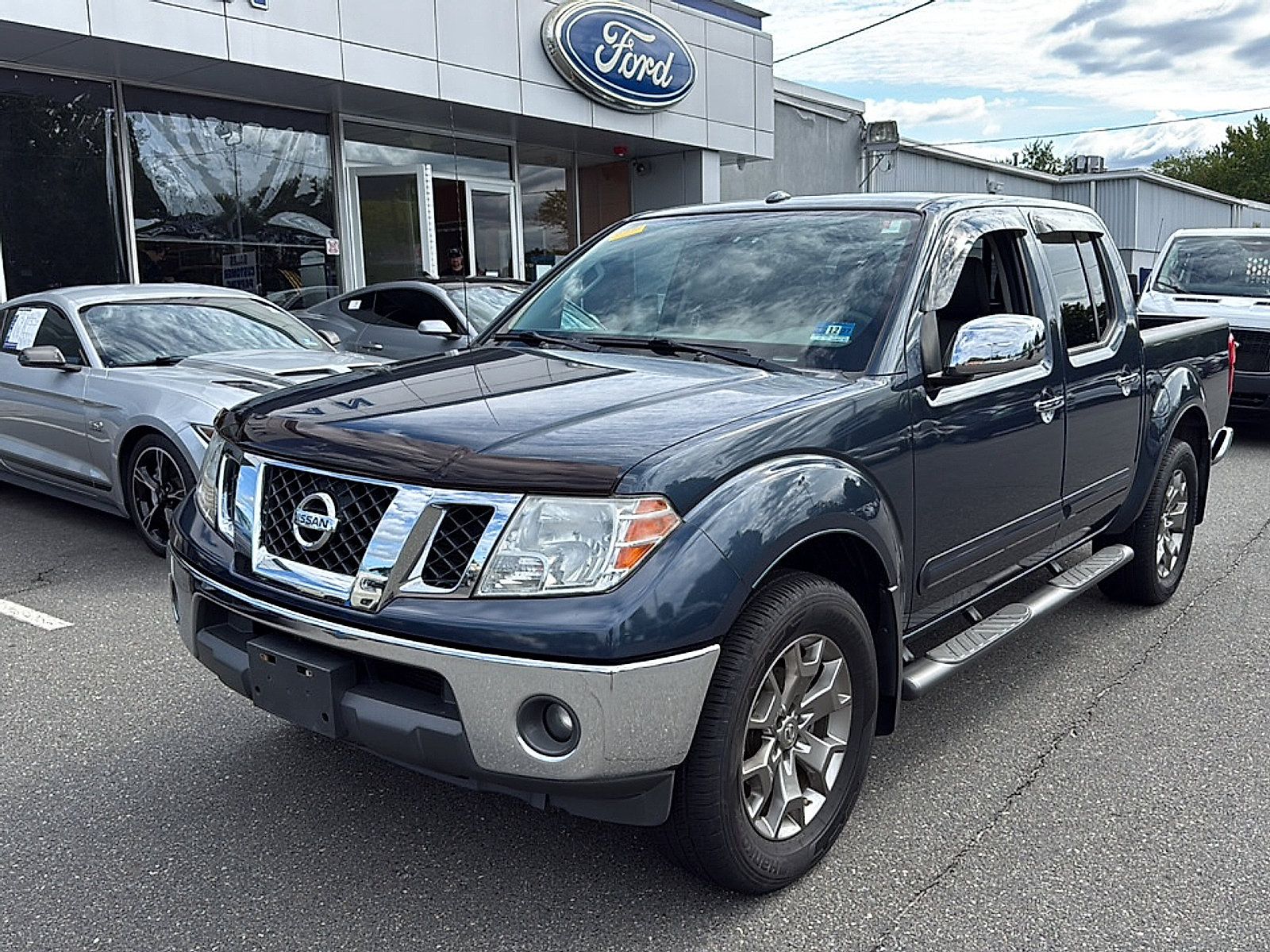 Used 2015 Nissan Frontier SL w/ Moonroof Package AWD/4WD image 2