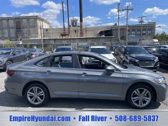Used 2024 Volkswagen Jetta SE FWD image 3