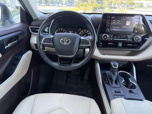Used 2020 Toyota Highlander XLE AWD/4WD image 24