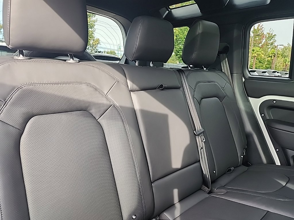 New 2026 Land Rover Defender 110 X-Dynamic SE AWD/4WD image 18