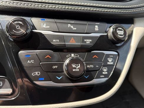 Used 2023 Chrysler Pacifica Touring-L FWD image 17