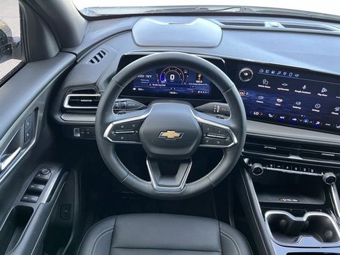 Used 2025 Chevrolet Traverse LT w/ Driver Confidence Package image 8